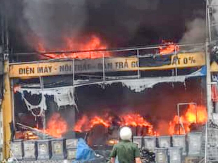 Cháy lớn siêu thị điện máy ở Sơn La - Ảnh 1.