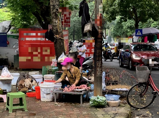 Nguy cơ ngộ độc thực phẩm mùa nắng nóng: Rùng mình với cảnh bày bán thực phẩm mất vệ sinh- Ảnh 5.