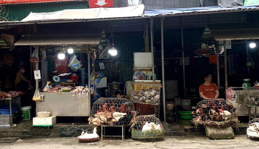Nguy cơ ngộ độc thực phẩm mùa nắng nóng: Rùng mình với cảnh bày bán thực phẩm mất vệ sinh- Ảnh 3.