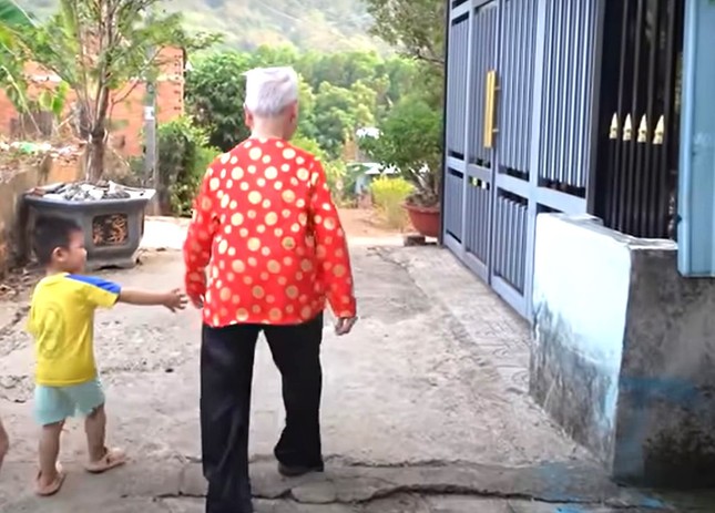 Cụ bà 102 tuổi vẫn ‘hít đất’ hằng ngày, đi xe máy hàng chục cây số - Ảnh 4.