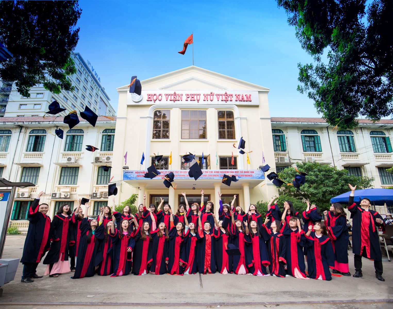 Quận trung tâm Hà Nội có nhiều đại học nhất: Diện tích chưa đến 10km2 nhưng tập trung 15 trường, toàn trường top điểm chuẩn ngưỡng 28- Ảnh 6. Quận trung tâm Hà Nội có nhiều đại học nhất: Diện tích chưa đến 10km2 nhưng tập trung 15 trường, toàn trường top điểm chuẩn ngưỡng 28- Ảnh 6.
