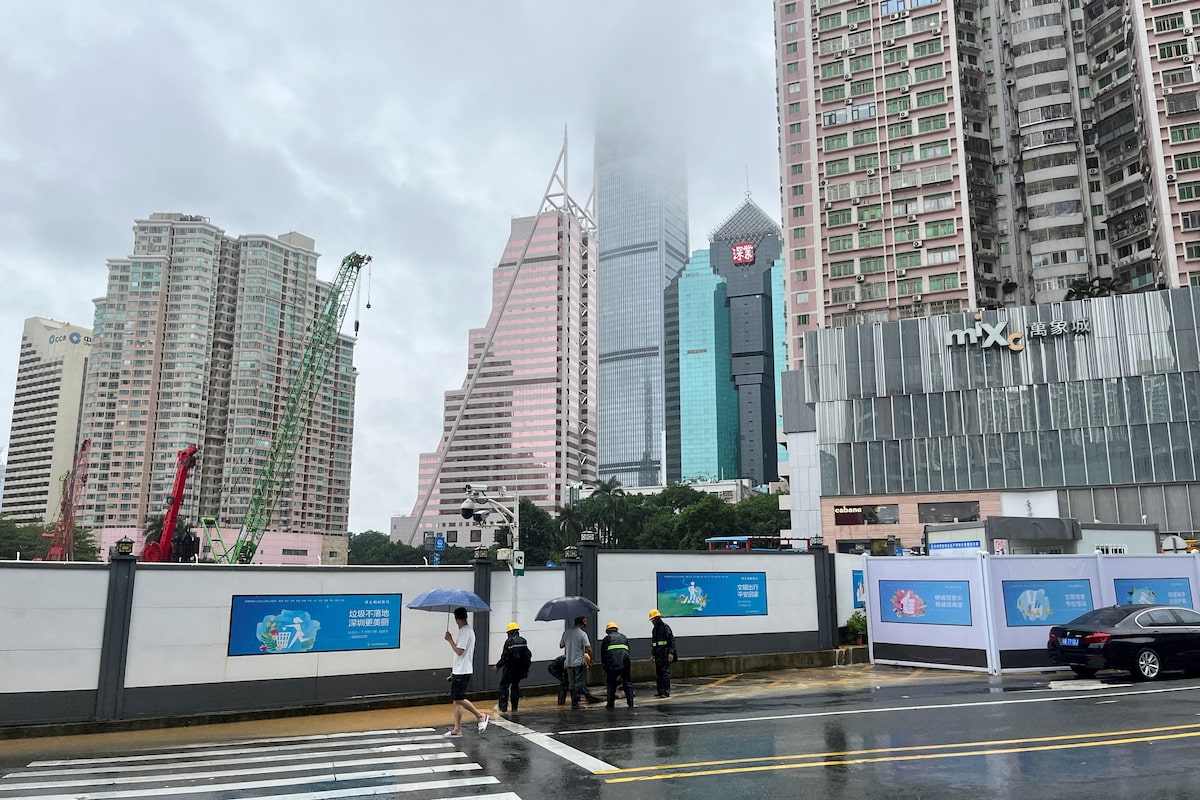 Công nhân xả nước khỏi một công trường bị ngập sau trận mưa lớn ở TP Thâm Quyến, tỉnh Quảng Đông, Trung Quốc. Ảnh: Reuters Công nhân xả nước khỏi một công trường bị ngập sau trận mưa lớn ở TP Thâm Quyến, tỉnh Quảng Đông, Trung Quốc. Ảnh: Reuters
