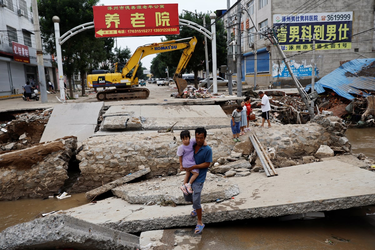 Ảnh chụp sau một trận mưa lũ ở TP Trác Châu, tỉnh Hà Bắc, Trung Quốc. Ảnh: Reuters Ảnh chụp sau một trận mưa lũ ở TP Trác Châu, tỉnh Hà Bắc, Trung Quốc. Ảnh: Reuters