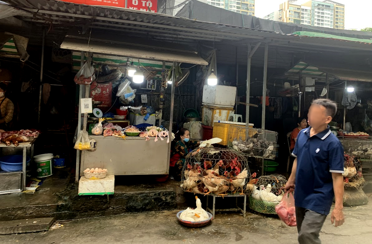 Nguy cơ ngộ độc thực phẩm mùa nắng nóng: Rùng mình với cảnh bày bán thực phẩm mất vệ sinh- Ảnh 4.