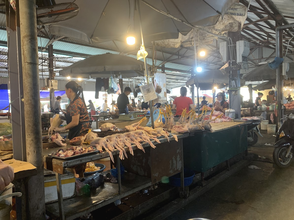 Nguy cơ ngộ độc thực phẩm mùa nắng nóng: Rùng mình với cảnh bày bán thực phẩm mất vệ sinh- Ảnh 8.