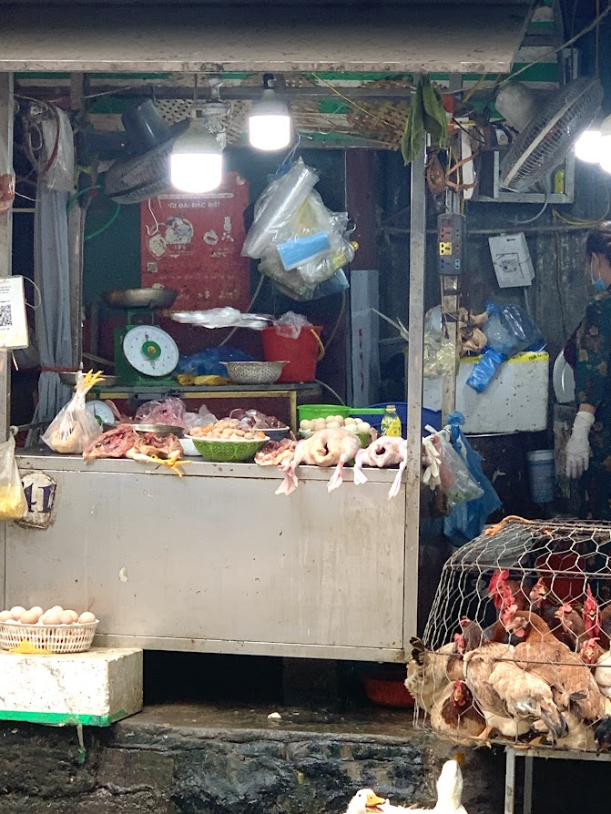 Nguy cơ ngộ độc thực phẩm mùa nắng nóng: Rùng mình với cảnh bày bán thực phẩm mất vệ sinh- Ảnh 2.