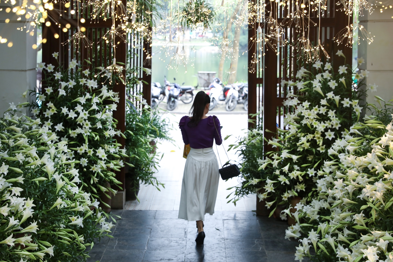 Cả nghìn người check-in tại con đường 5.000 bông hoa giữa thủ đô: Loài hoa “nữ hoàng tháng 4” của người Hà Nội - Ảnh 10.