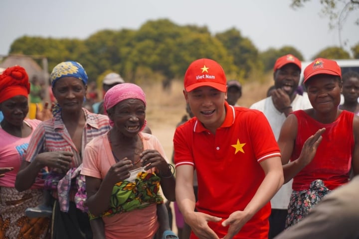 Trước khi mất kênh YouTube, đối mặt tổn thất khủng, Quang Linh Vlogs rực rỡ: Đầu tư 4 tỷ đồng cho trang trại 14 ha ở Angola, làm phó chủ tịch, sánh bước bên hoa hậu Thuỳ Tiên - Ảnh 1.