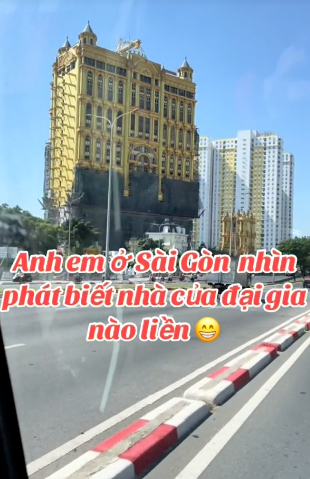 Tòa lâu đài "mỏng dính" với hình thù kỳ lạ như chiếc đồng hồ cổ, ai đi qua cũng ngẩn ngơ ngước nhìn- Ảnh 1.