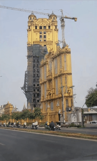 Tòa lâu đài "mỏng dính" với hình thù kỳ lạ như chiếc đồng hồ cổ, ai đi qua cũng ngẩn ngơ ngước nhìn- Ảnh 3.