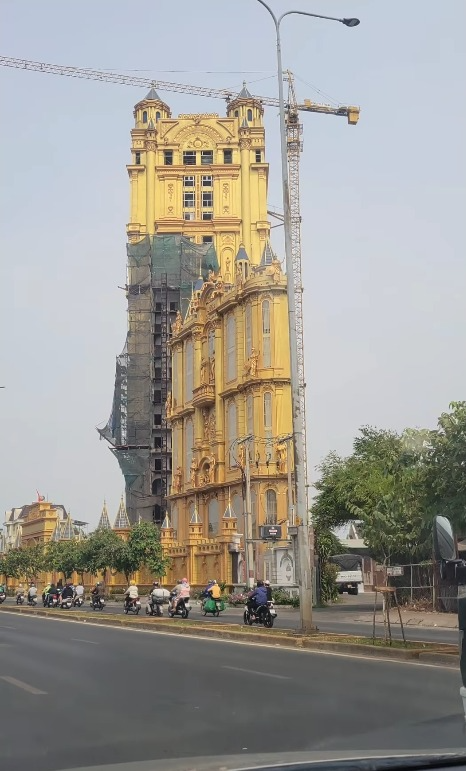 Tòa lâu đài "mỏng dính" với hình thù kỳ lạ như chiếc đồng hồ cổ, ai đi qua cũng ngẩn ngơ ngước nhìn- Ảnh 4.