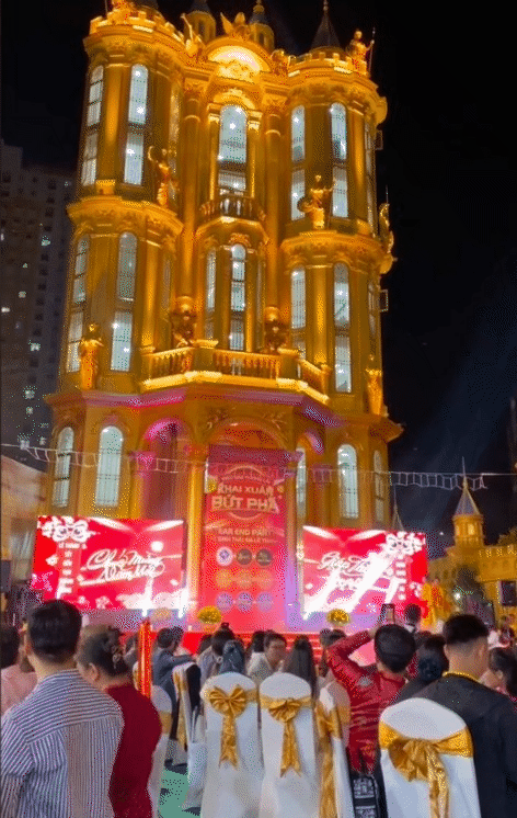 Tòa lâu đài "mỏng dính" với hình thù kỳ lạ như chiếc đồng hồ cổ, ai đi qua cũng ngẩn ngơ ngước nhìn- Ảnh 7.