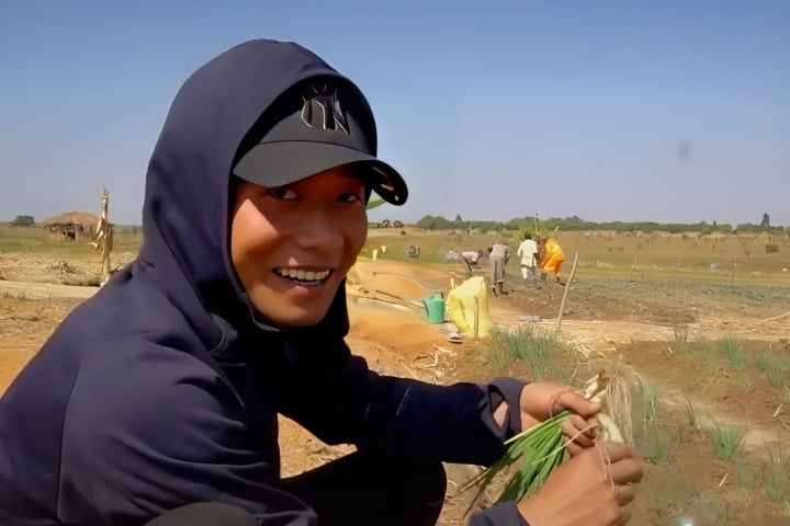 Trước khi mất kênh YouTube, đối mặt tổn thất khủng, Quang Linh Vlogs rực rỡ: Đầu tư 4 tỷ đồng cho trang trại 14 ha ở Angola, làm phó chủ tịch, sánh bước bên hoa hậu Thuỳ Tiên - Ảnh 7.
