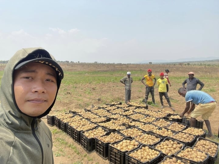 Trước khi mất kênh YouTube, đối mặt tổn thất khủng, Quang Linh Vlogs rực rỡ: Đầu tư 4 tỷ đồng cho trang trại 14 ha ở Angola, làm phó chủ tịch, sánh bước bên hoa hậu Thuỳ Tiên - Ảnh 6.
