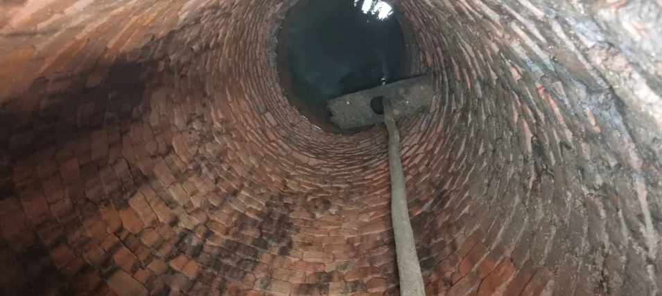 Phát hiện lỗ sâu 2m khi đang sửa nhà, người phụ nữ soi thấy vật thể lấp lánh nhưng không chịu vớt lên: Chính quyền chần chừ đưa ra giải pháp- Ảnh 2.