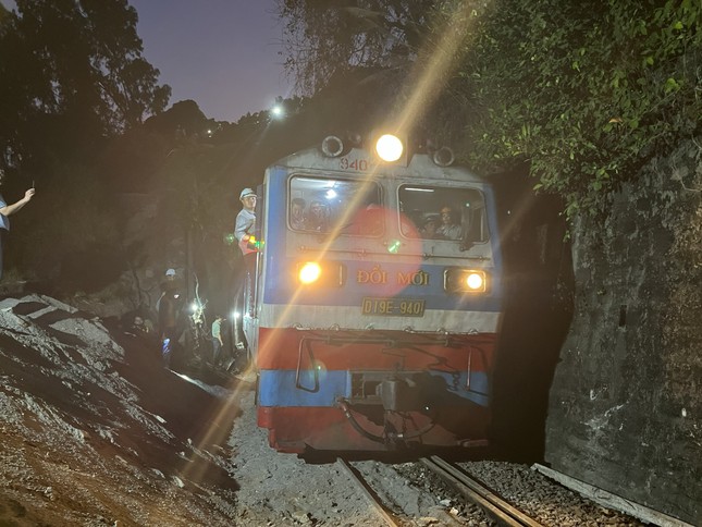 Thông tuyến đường sắt Bắc - Nam sau gần 10 ngày sạt lở hầm Bãi Gió - Ảnh 1.