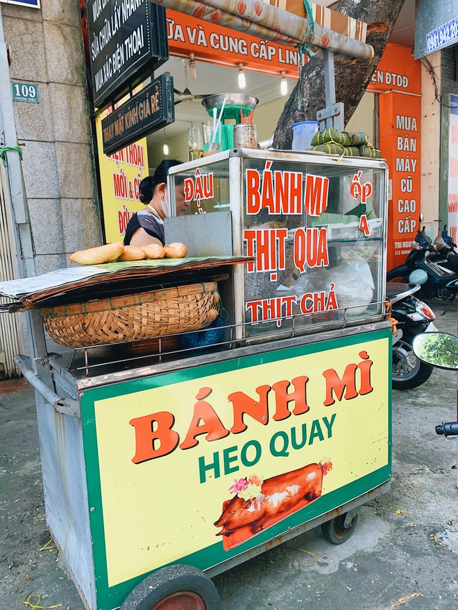 Đi ăn bánh mì heo quay Đà Nẵng theo người dân bản địa: Du khách Hà Nội bất ngờ vì độ ngon, mua liền 10 chiếc để mang về Hà Nội - Ảnh 2.