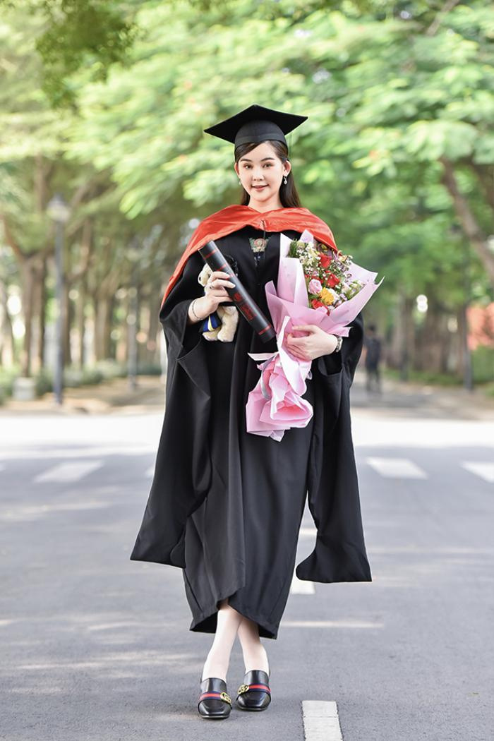 Hoa hậu quê Tiền Giang tốt nghiệp Thạc sĩ ở Anh, từng bị ''tẩy chay'', đòi tước vương miện bây giờ ra sao?- Ảnh 2.