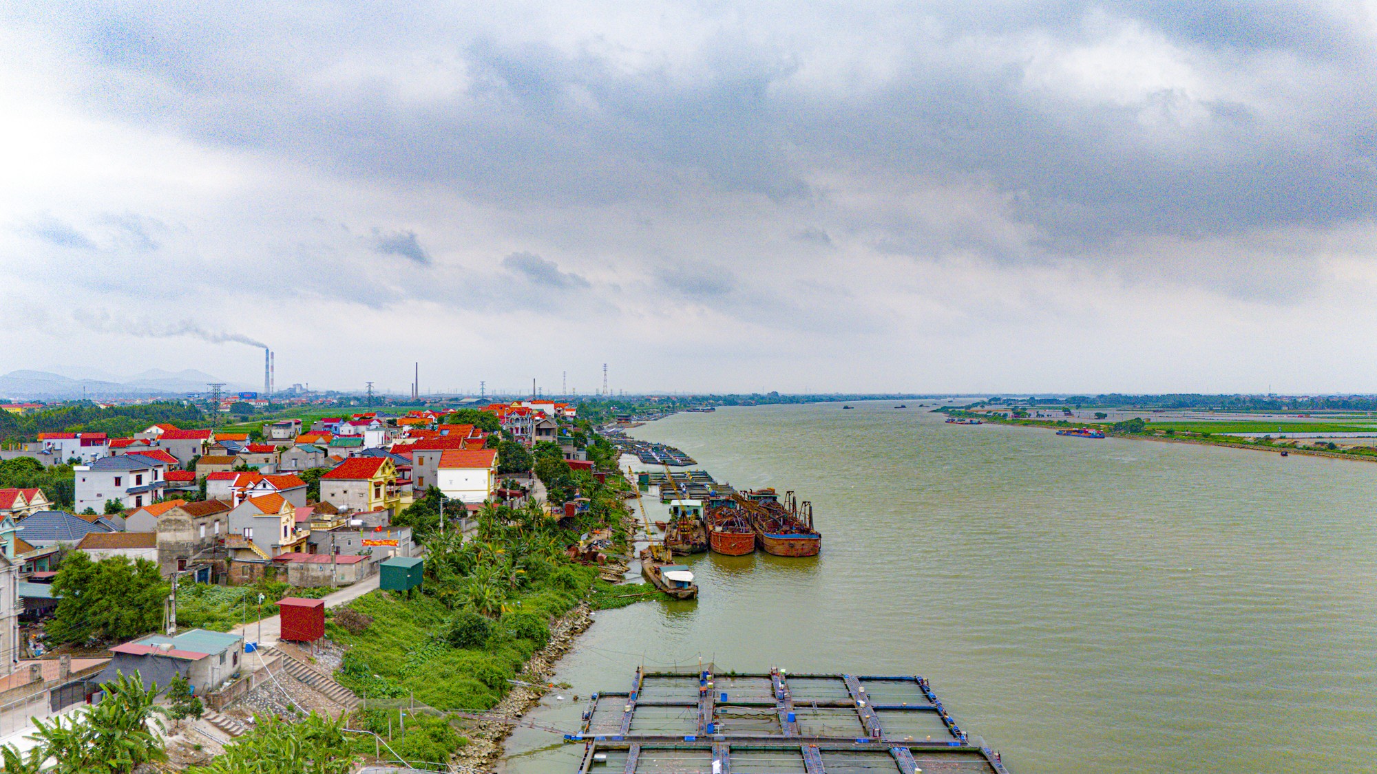 Loại hình vận tải siêu rẻ chỉ bằng ¼ đường bộ, ½ đường sắt, tốn chưa đến 2% vốn đầu tư nhưng vận chuyển đến 18% hàng hoá của Việt Nam- Ảnh 1. Loại hình vận tải siêu rẻ chỉ bằng ¼ đường bộ, ½ đường sắt, tốn chưa đến 2% vốn đầu tư nhưng vận chuyển đến 18% hàng hoá của Việt Nam- Ảnh 1.