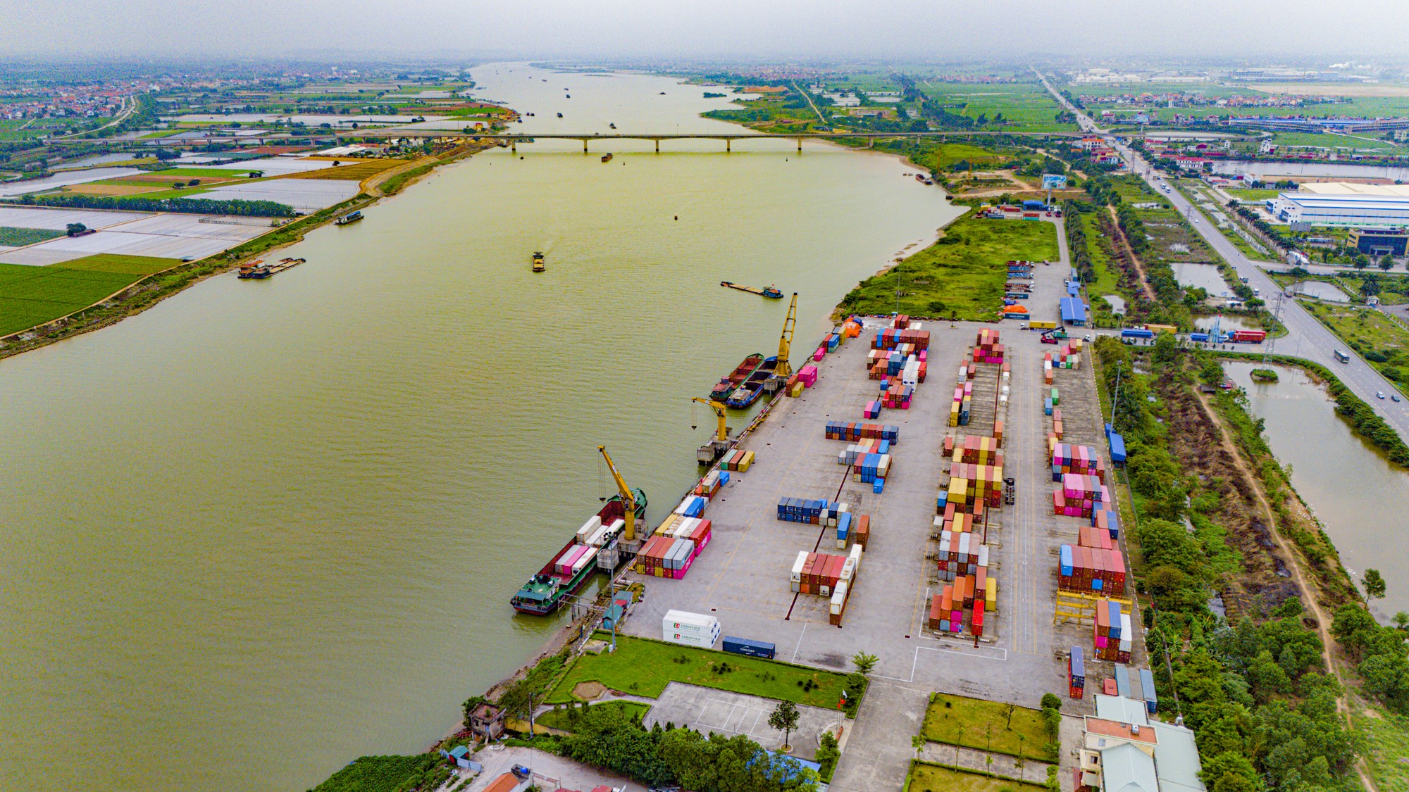 Loại hình vận tải siêu rẻ chỉ bằng ¼ đường bộ, ½ đường sắt, tốn chưa đến 2% vốn đầu tư nhưng vận chuyển đến 18% hàng hoá của Việt Nam- Ảnh 12. Loại hình vận tải siêu rẻ chỉ bằng ¼ đường bộ, ½ đường sắt, tốn chưa đến 2% vốn đầu tư nhưng vận chuyển đến 18% hàng hoá của Việt Nam- Ảnh 12.