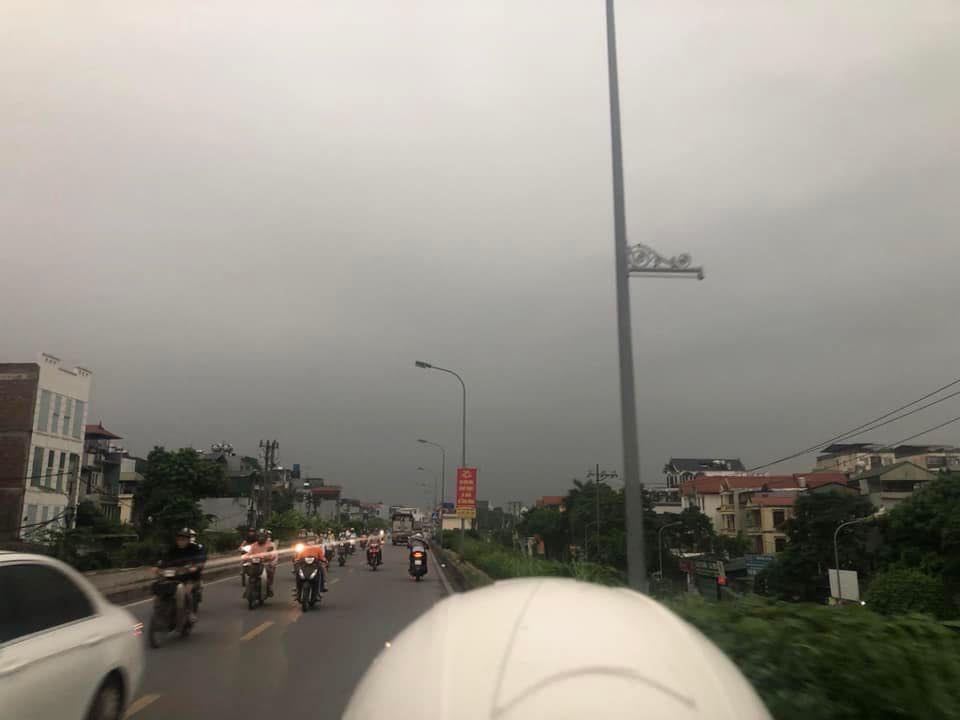 Trời Hà Nội tối sầm lúc 7h sáng, mưa to như trút nước, dân công sở ngại đi làm - Ảnh 10.