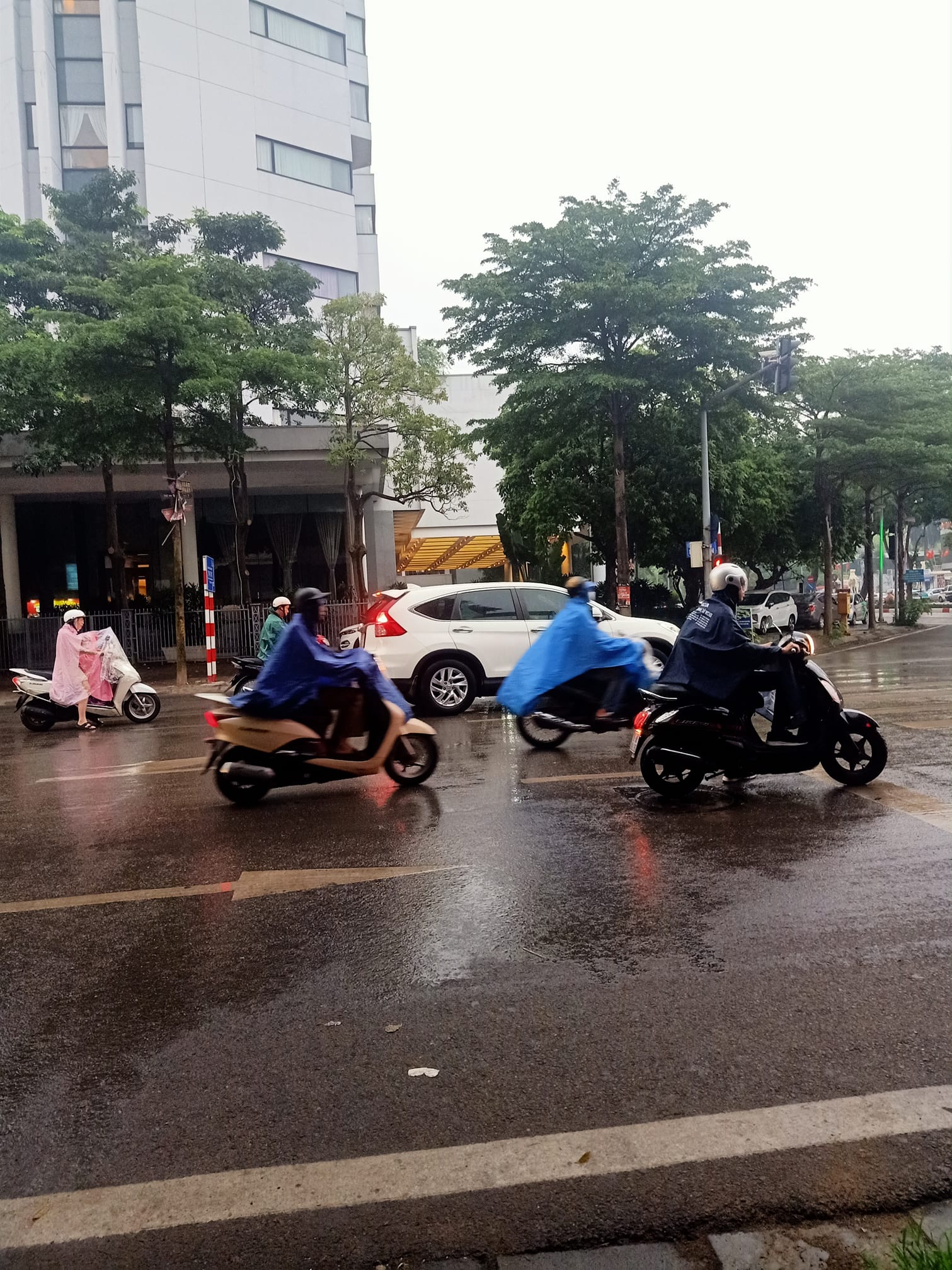 Trời Hà Nội tối sầm lúc 7h sáng, mưa to như trút nước, dân công sở ngại đi làm - Ảnh 5.