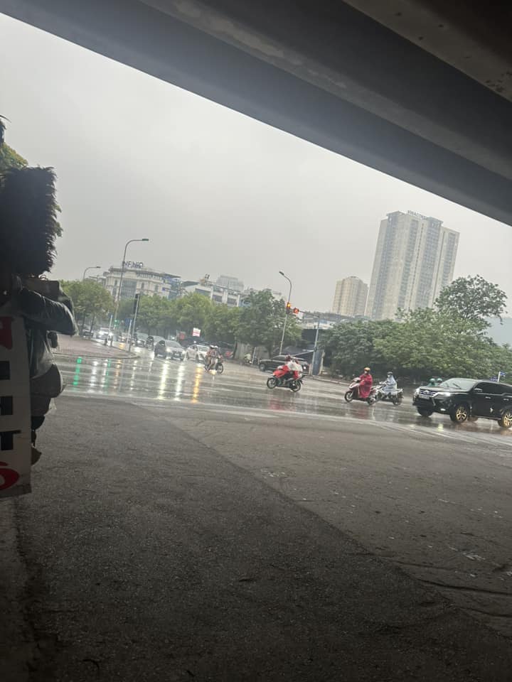 Trời Hà Nội tối sầm lúc 7h sáng, mưa to như trút nước, dân công sở ngại đi làm - Ảnh 6.