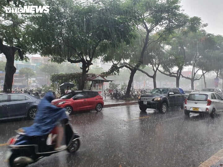 Cảnh báo dông lốc, mưa đá, mưa lớn cục bộ ở Hà Nội - Ảnh 1.