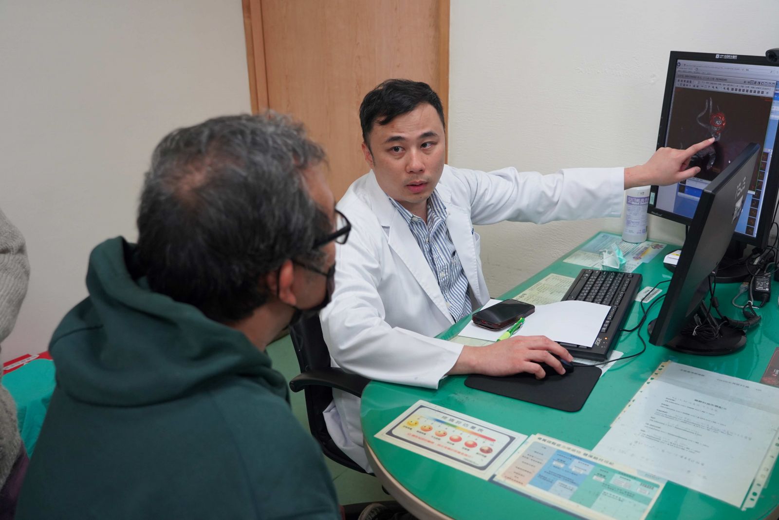 Người đàn ông suýt chết sau một cơn đau đầu: BS cảnh báo người có 1 trong 7 đặc điểm này cần cẩn trọng- Ảnh 1.