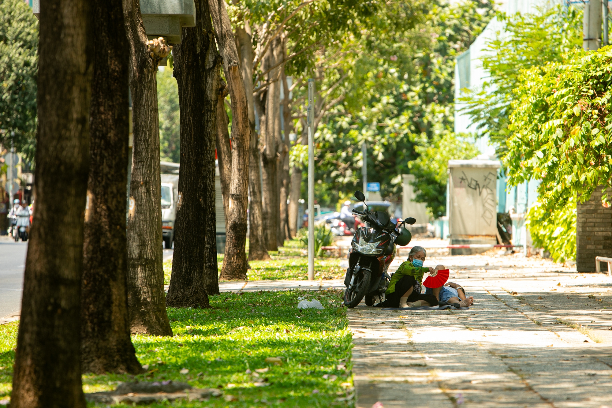 Nóng hầm hập như &quot;lò bát quái&quot;, người dân TP.HCM kêu trời: Bước ra khỏi phòng lạnh là &quot;bơi trong biển... mồ hôi&quot;- Ảnh 17.