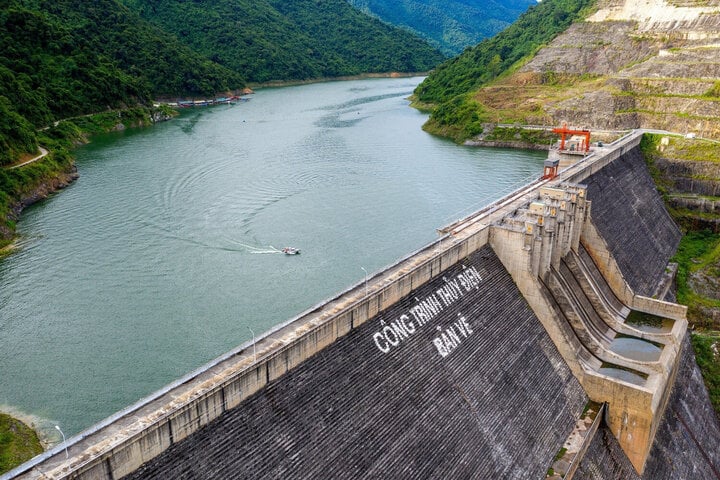 Nắng nóng khắc nghiệt, nhà máy thủy điện hoạt động cầm chừng, lo tiết kiệm nước - Ảnh 2.