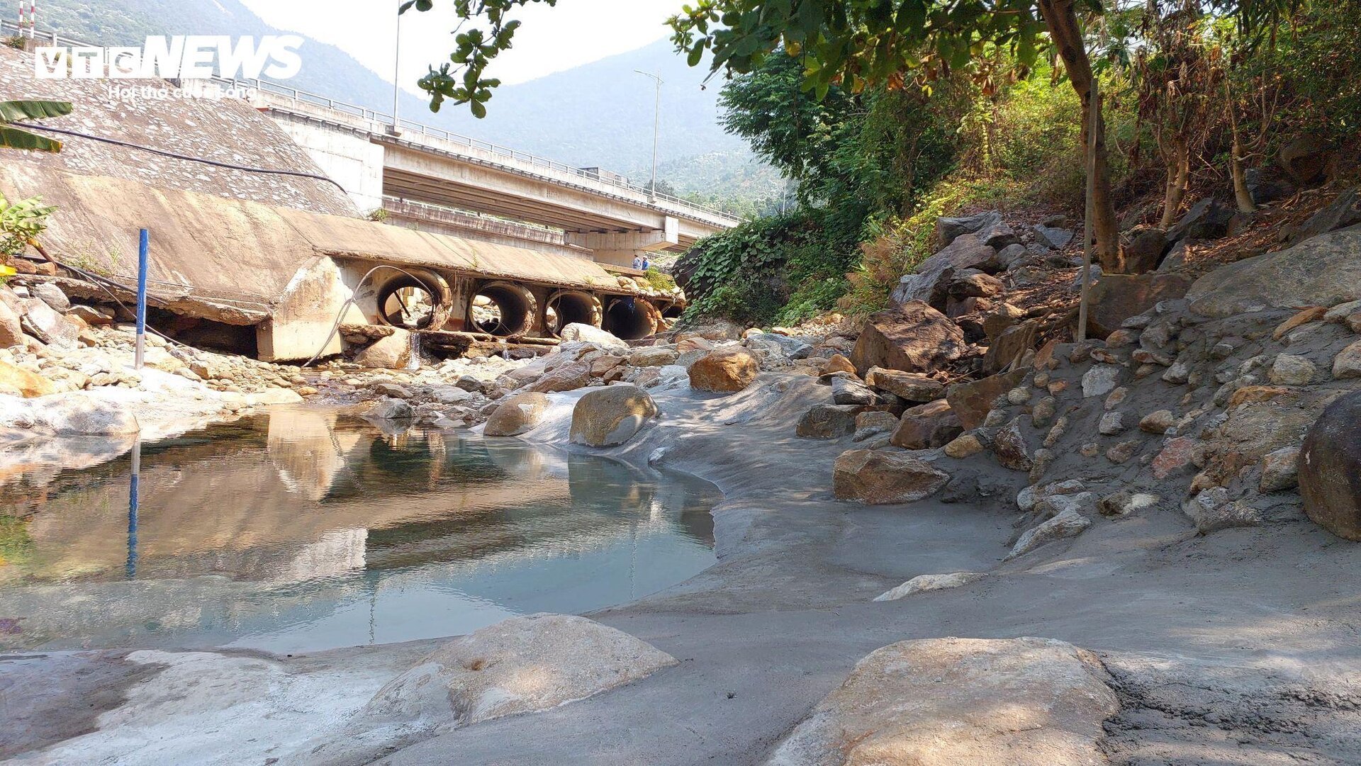 Hạn hán khốc liệt, 'dòng suối du lịch' nổi tiếng Đà Nẵng cạn trơ đáy - Ảnh 11.