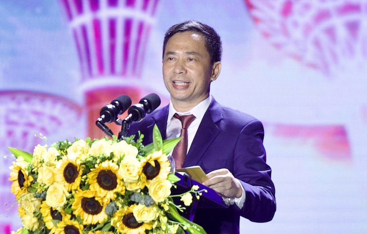 Hàng vạn du khách đổ về quảng trường biển lớn nhất Thanh Hóa- Ảnh 3. Hàng vạn du khách đổ về quảng trường biển lớn nhất Thanh Hóa- Ảnh 3.