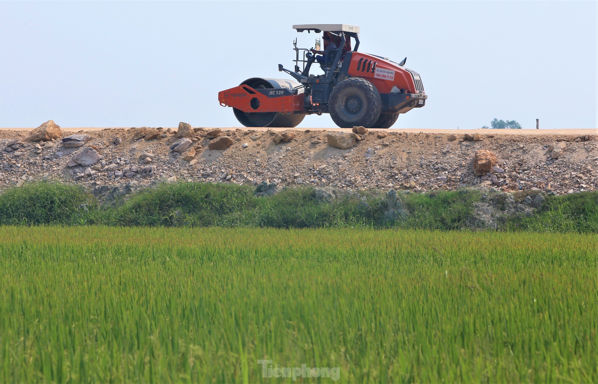 Công nhân 'phơi nắng' trên công trường cao tốc bỏng rát ngày nghỉ lễ - Ảnh 13.