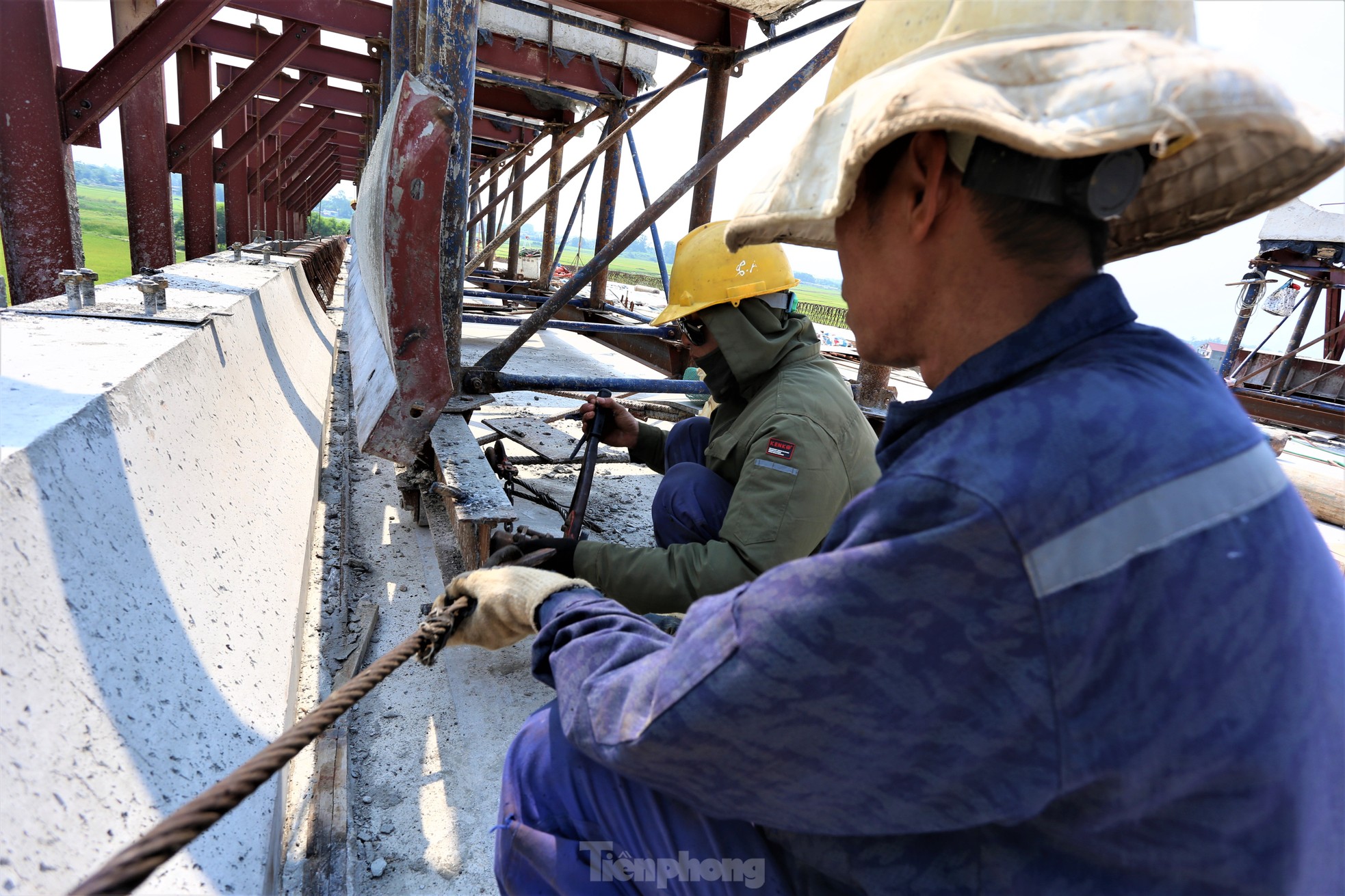 Công nhân 'phơi nắng' trên công trường cao tốc bỏng rát ngày nghỉ lễ - Ảnh 10.