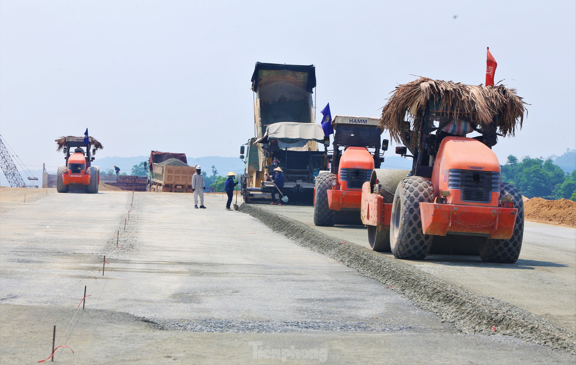 Công nhân 'phơi nắng' trên công trường cao tốc bỏng rát ngày nghỉ lễ - Ảnh 2.