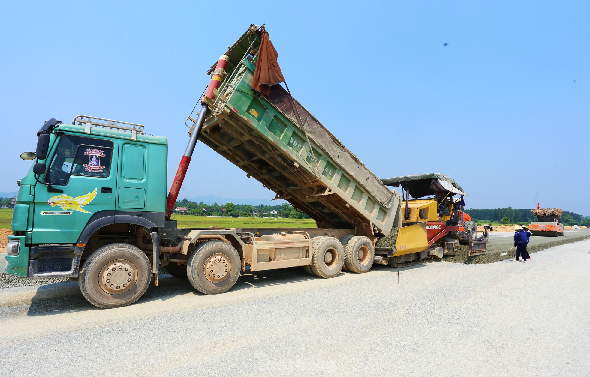 Công nhân 'phơi nắng' trên công trường cao tốc bỏng rát ngày nghỉ lễ - Ảnh 6.