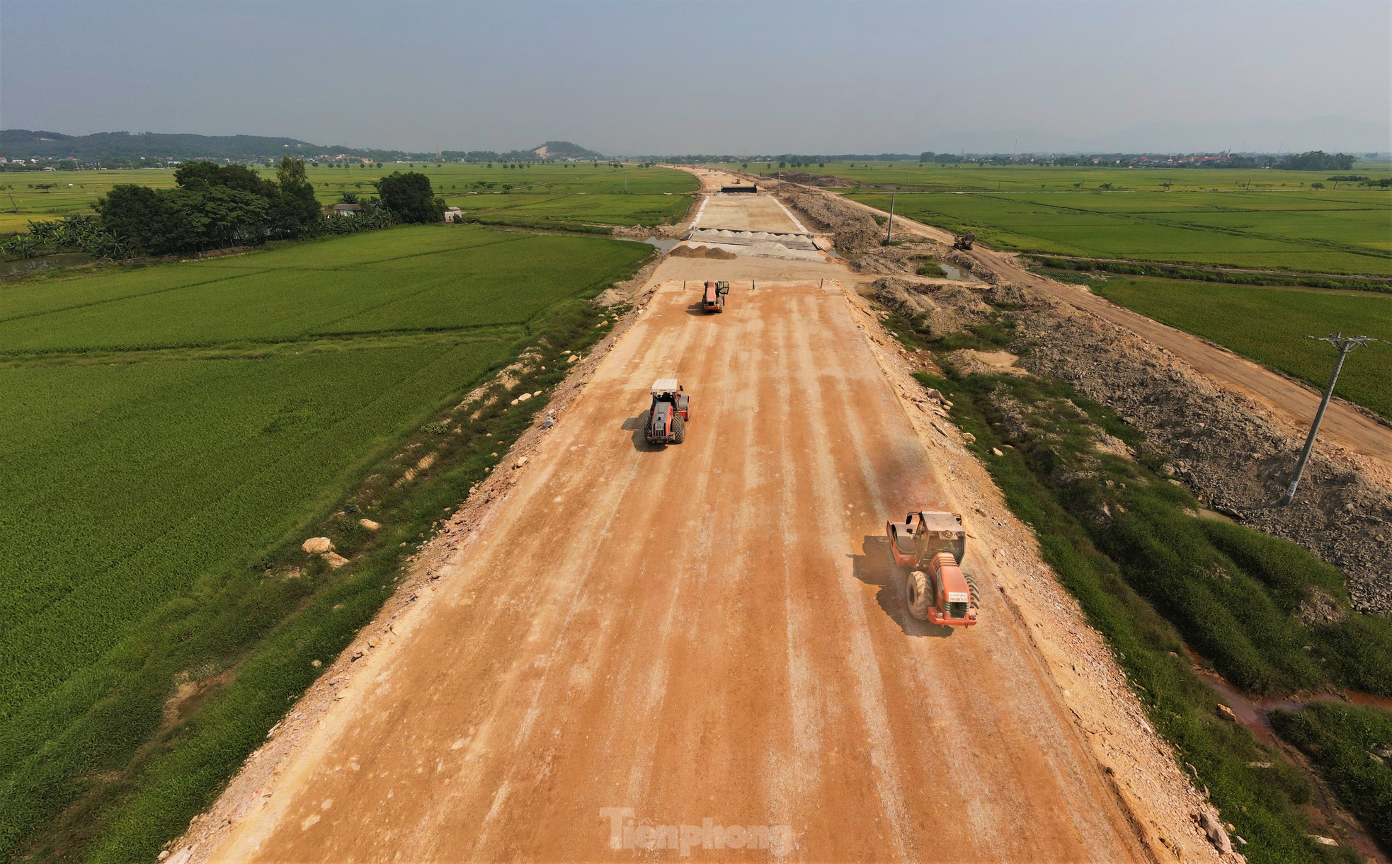 Công nhân 'phơi nắng' trên công trường cao tốc bỏng rát ngày nghỉ lễ - Ảnh 18.