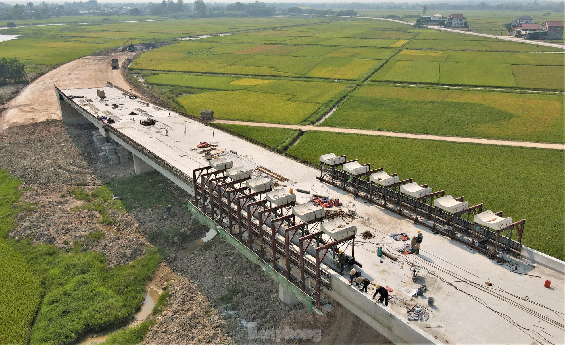 Công nhân 'phơi nắng' trên công trường cao tốc bỏng rát ngày nghỉ lễ - Ảnh 8.