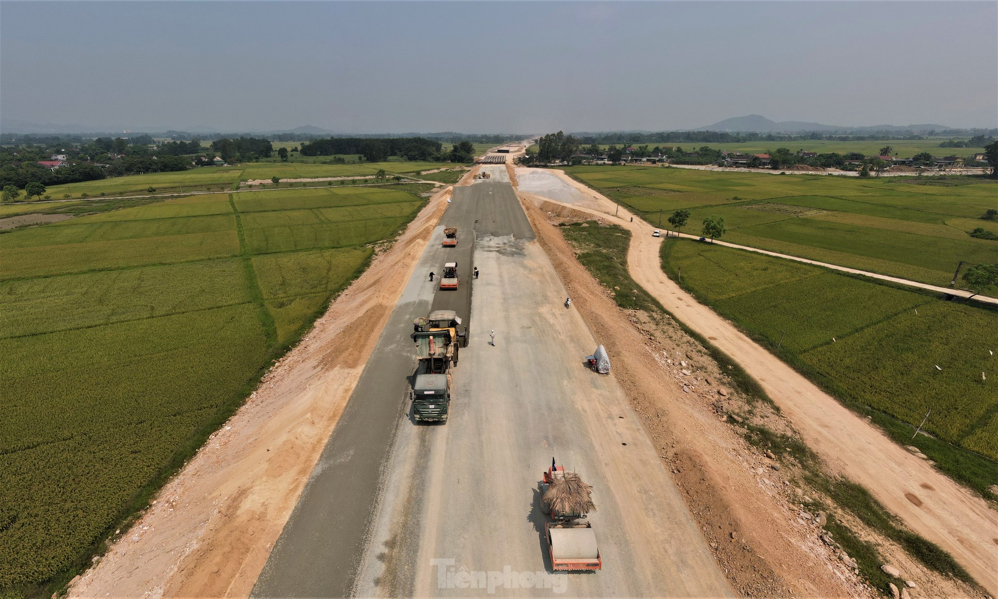 Công nhân 'phơi nắng' trên công trường cao tốc bỏng rát ngày nghỉ lễ - Ảnh 1.