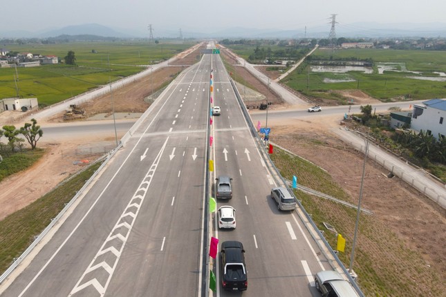Thông xe 30 km cao tốc Diễn Châu - Bãi Vọt, từ Hà Nội về Vinh chỉ hơn 3 tiếng - Ảnh 5. Thông xe 30 km cao tốc Diễn Châu - Bãi Vọt, từ Hà Nội về Vinh chỉ hơn 3 tiếng - Ảnh 5.