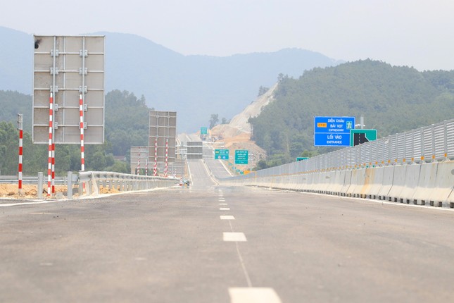 Thông xe 30 km cao tốc Diễn Châu - Bãi Vọt, từ Hà Nội về Vinh chỉ hơn 3 tiếng - Ảnh 2. Thông xe 30 km cao tốc Diễn Châu - Bãi Vọt, từ Hà Nội về Vinh chỉ hơn 3 tiếng - Ảnh 2.