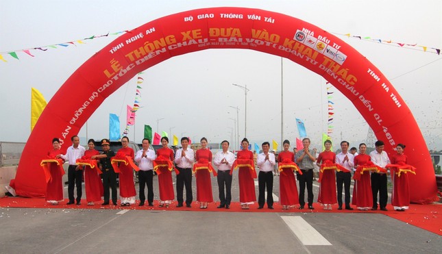 Thông xe 30 km cao tốc Diễn Châu - Bãi Vọt, từ Hà Nội về Vinh chỉ hơn 3 tiếng - Ảnh 3. Thông xe 30 km cao tốc Diễn Châu - Bãi Vọt, từ Hà Nội về Vinh chỉ hơn 3 tiếng - Ảnh 3.