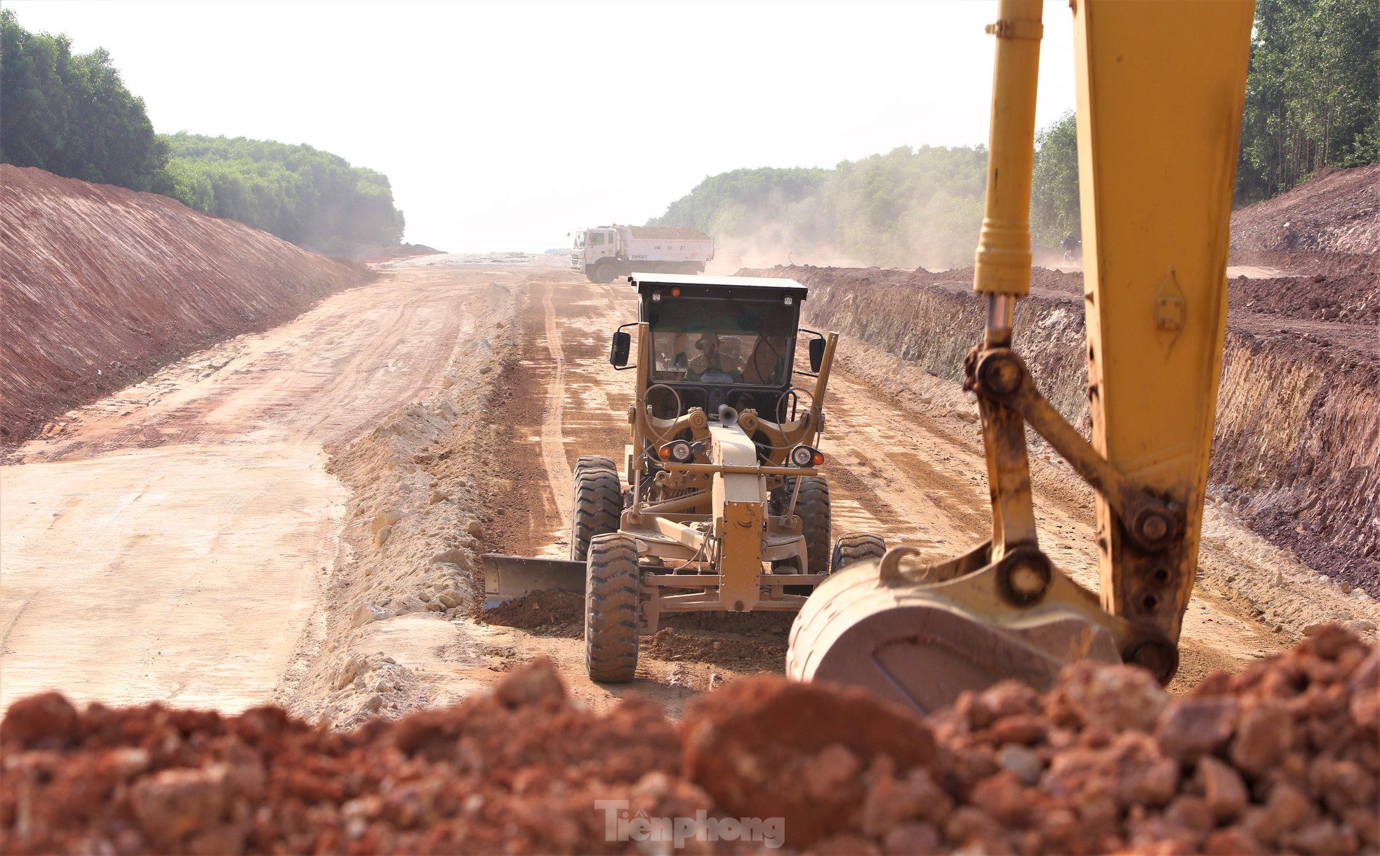 Công nhân 'phơi nắng' trên công trường cao tốc bỏng rát ngày nghỉ lễ - Ảnh 21.