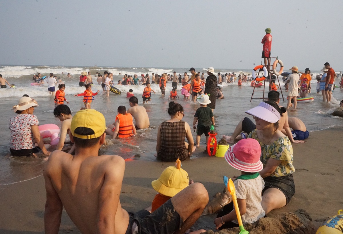 Biển Sầm Sơn &quot;ken đặc&quot; du khách tắm biển- Ảnh 6.