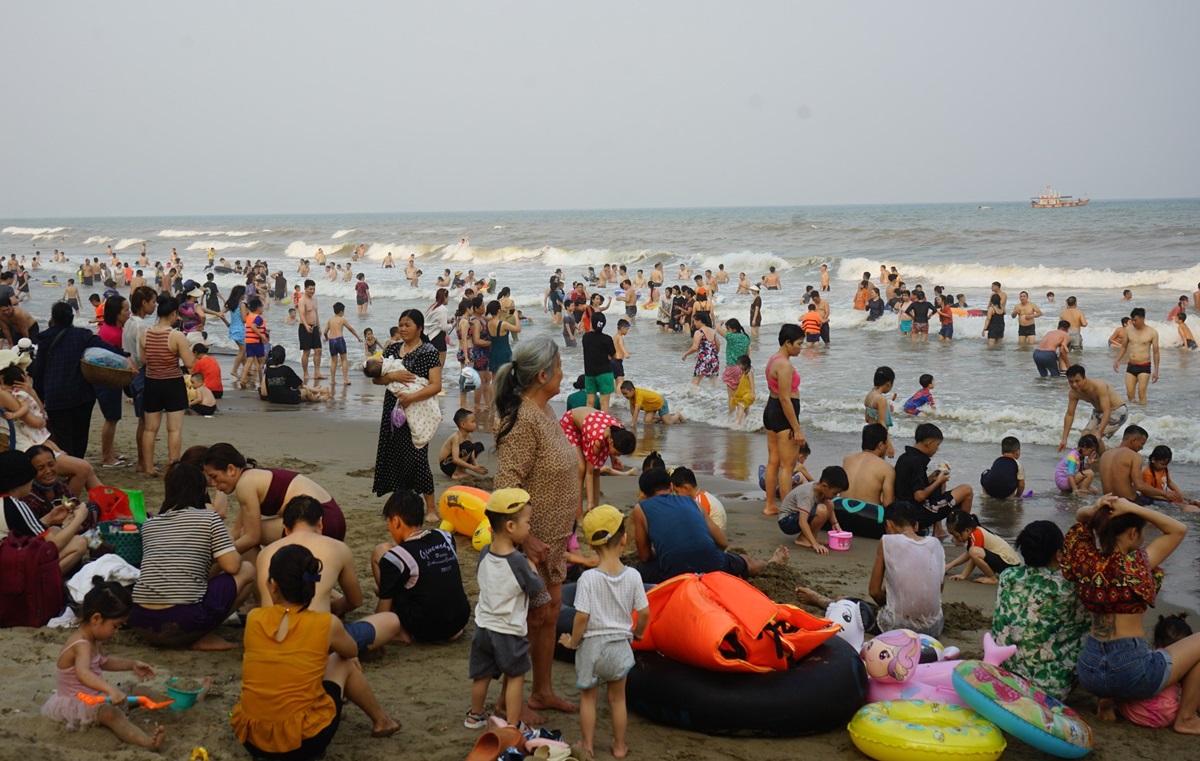Biển Sầm Sơn &quot;ken đặc&quot; du khách tắm biển- Ảnh 8.