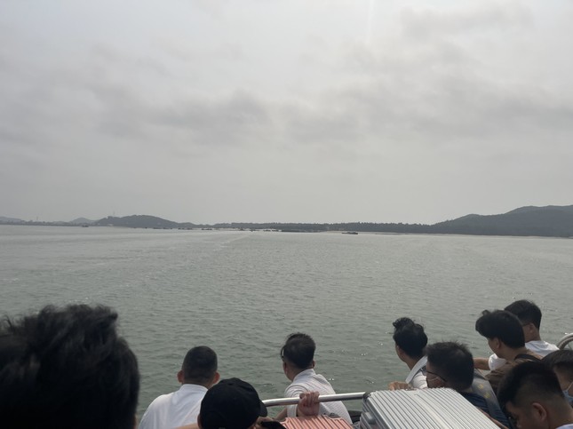 Gần 2.000 du khách đang mắc kẹt trên biển Vân Đồn - Quan Lạn - Ảnh 4.