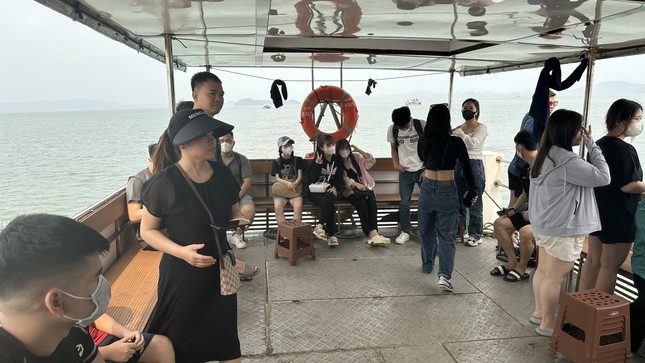 Gần 2.000 du khách đang mắc kẹt trên biển Vân Đồn - Quan Lạn - Ảnh 3.