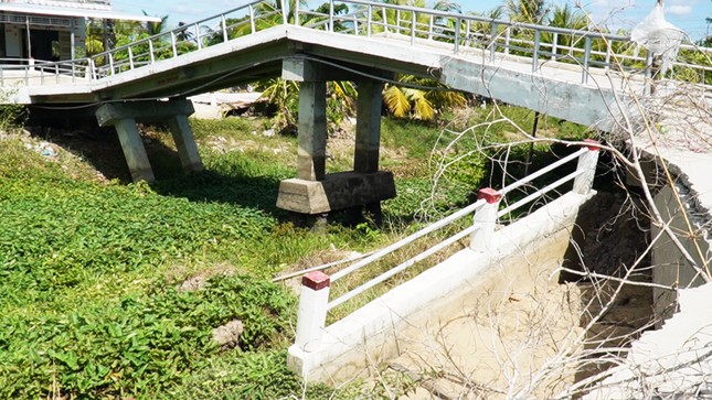 Cà Mau: Cầu nghiêng ngả, đường tiền tỷ sụt xuống sông vì khô hạn - Ảnh 2.