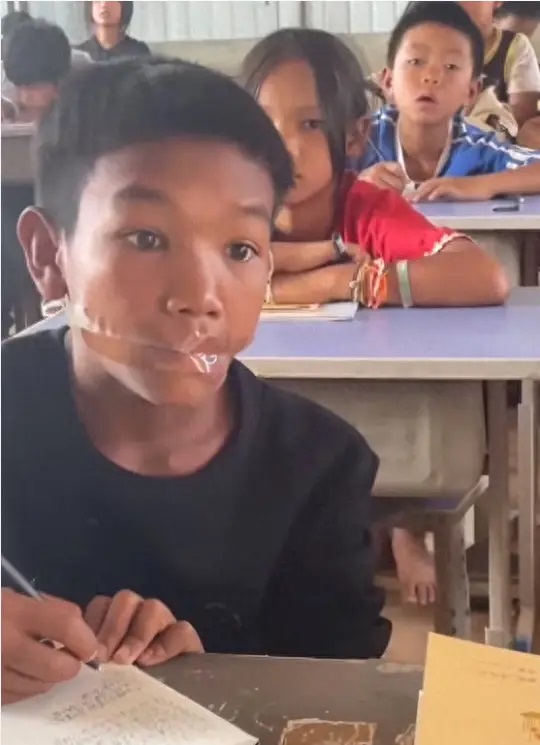 Bức ảnh đang khiến nhiều phụ huynh bất bình: Đây là kiểu giáo dục hết sức thô thiển! - Ảnh 1. Bức ảnh đang khiến nhiều phụ huynh bất bình: Đây là kiểu giáo dục hết sức thô thiển! - Ảnh 1.